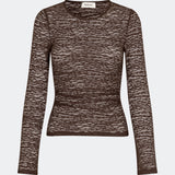 Dianamd Top er en tætsiddende blondetop med lange ærmer og et transparent udtryk, der tilfører garderoben et feminint og moderne touch. Den enkle silhuet gør den nem at style alene eller som et lag under blazere, strik eller kjoler, hvor blondedetaljerne får lov at træde frem. Perfekt til både hverdagslooks og særlige anledninger. Modellen er 175 cm høj og bruger størrelse S/36.