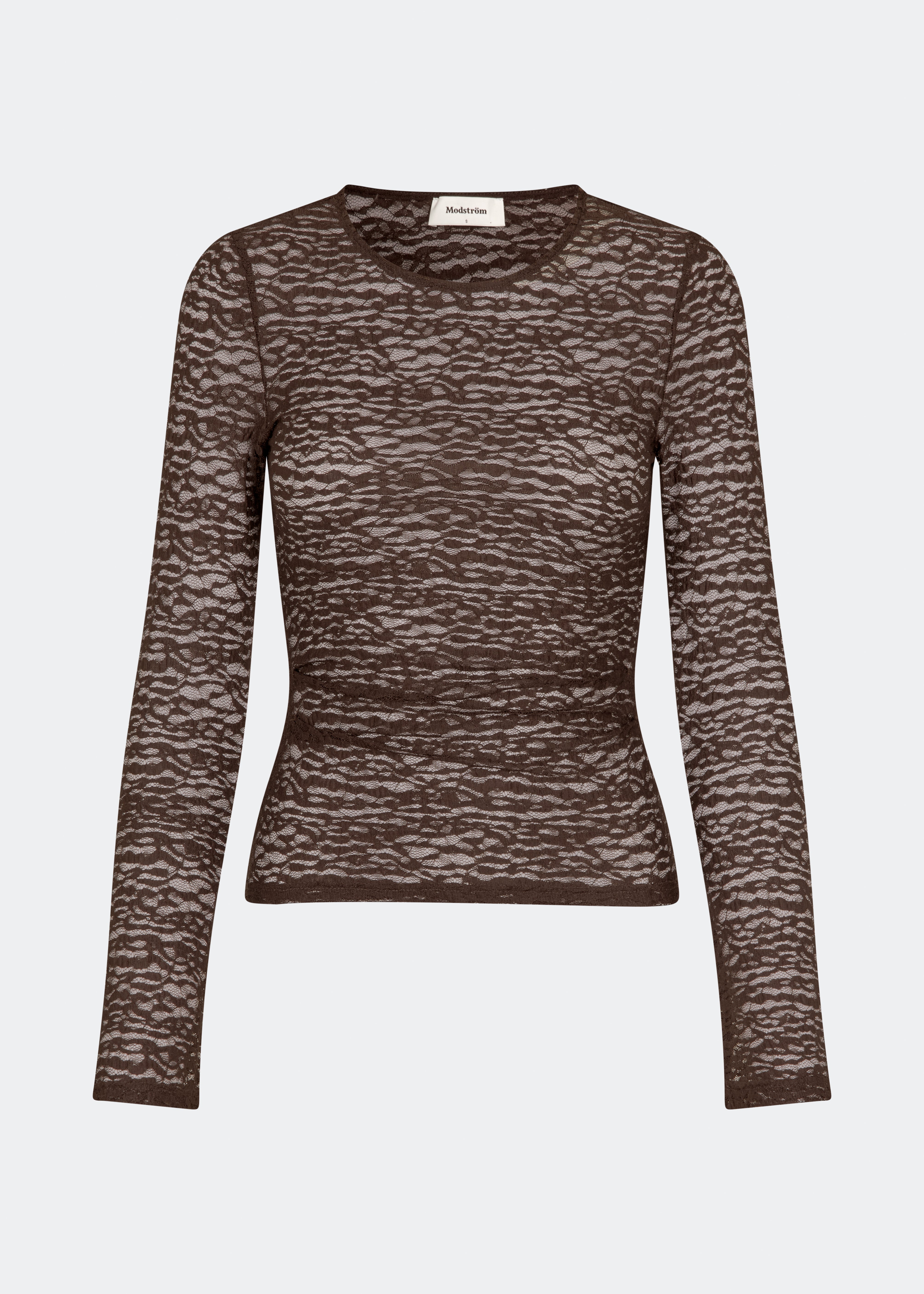 Dianamd Top er en tætsiddende blondetop med lange ærmer og et transparent udtryk, der tilfører garderoben et feminint og moderne touch. Den enkle silhuet gør den nem at style alene eller som et lag under blazere, strik eller kjoler, hvor blondedetaljerne får lov at træde frem. Perfekt til både hverdagslooks og særlige anledninger. Modellen er 175 cm høj og bruger størrelse S/36.