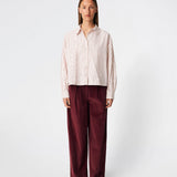 Dilanmd Stripe Shirt er en klassisk skjorte i en afslappet, oversized pasform med fine striber. Designet har en klassisk krave, knaplukning og brede manchetter, mens den karakteristiske rygdetalje med overlappende slids tilfører et moderne twist. En alsidig skjorte, der fungerer både alene og som et let lag over sæsonens basisstyles.
