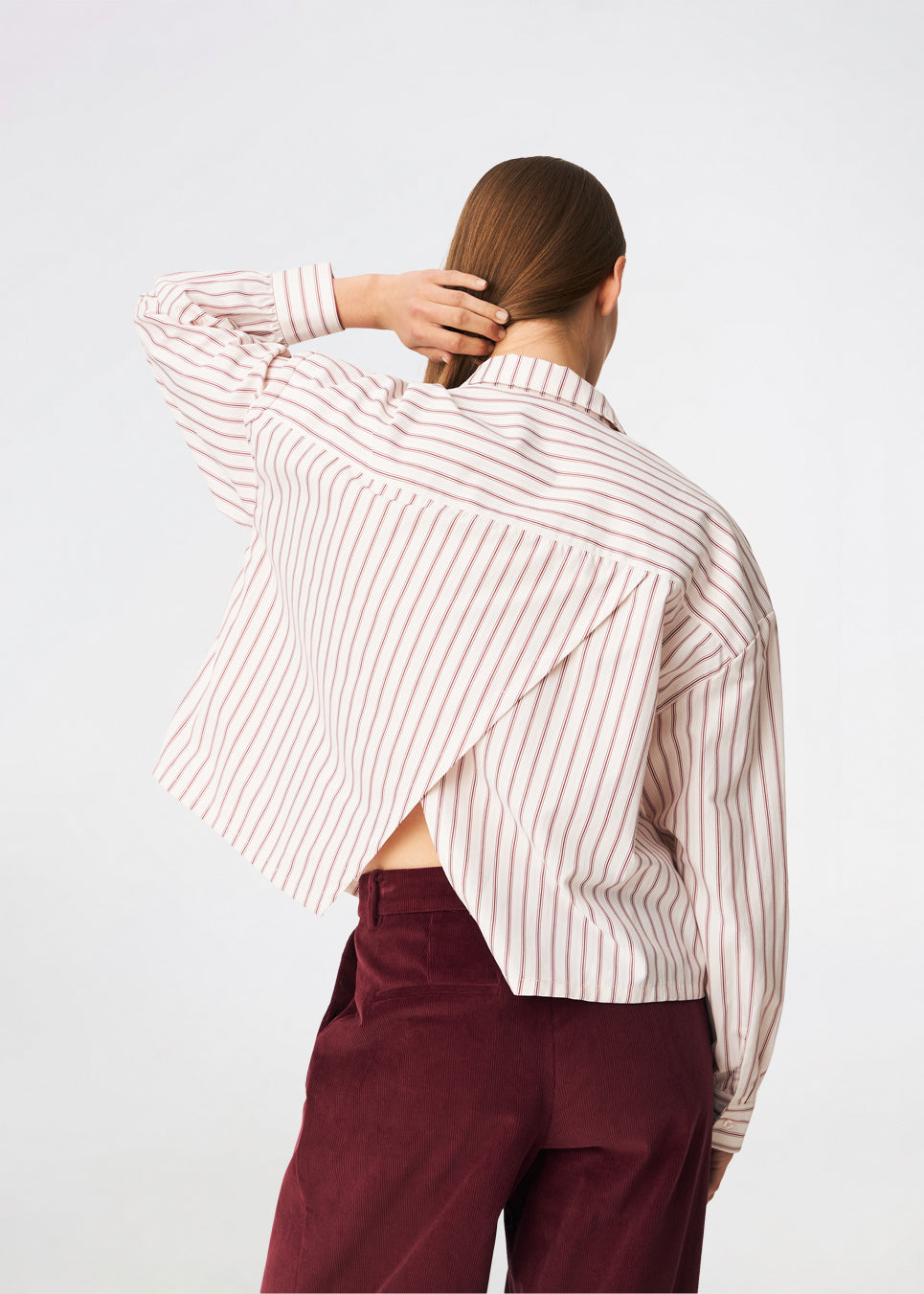 Dilanmd Stripe Shirt er en klassisk skjorte i en afslappet, oversized pasform med fine striber. Designet har en klassisk krave, knaplukning og brede manchetter, mens den karakteristiske rygdetalje med overlappende slids tilfører et moderne twist. En alsidig skjorte, der fungerer både alene og som et let lag over sæsonens basisstyles.