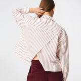 Dilanmd Stripe Shirt er en klassisk skjorte i en afslappet, oversized pasform med fine striber. Designet har en klassisk krave, knaplukning og brede manchetter, mens den karakteristiske rygdetalje med overlappende slids tilfører et moderne twist. En alsidig skjorte, der fungerer både alene og som et let lag over sæsonens basisstyles.