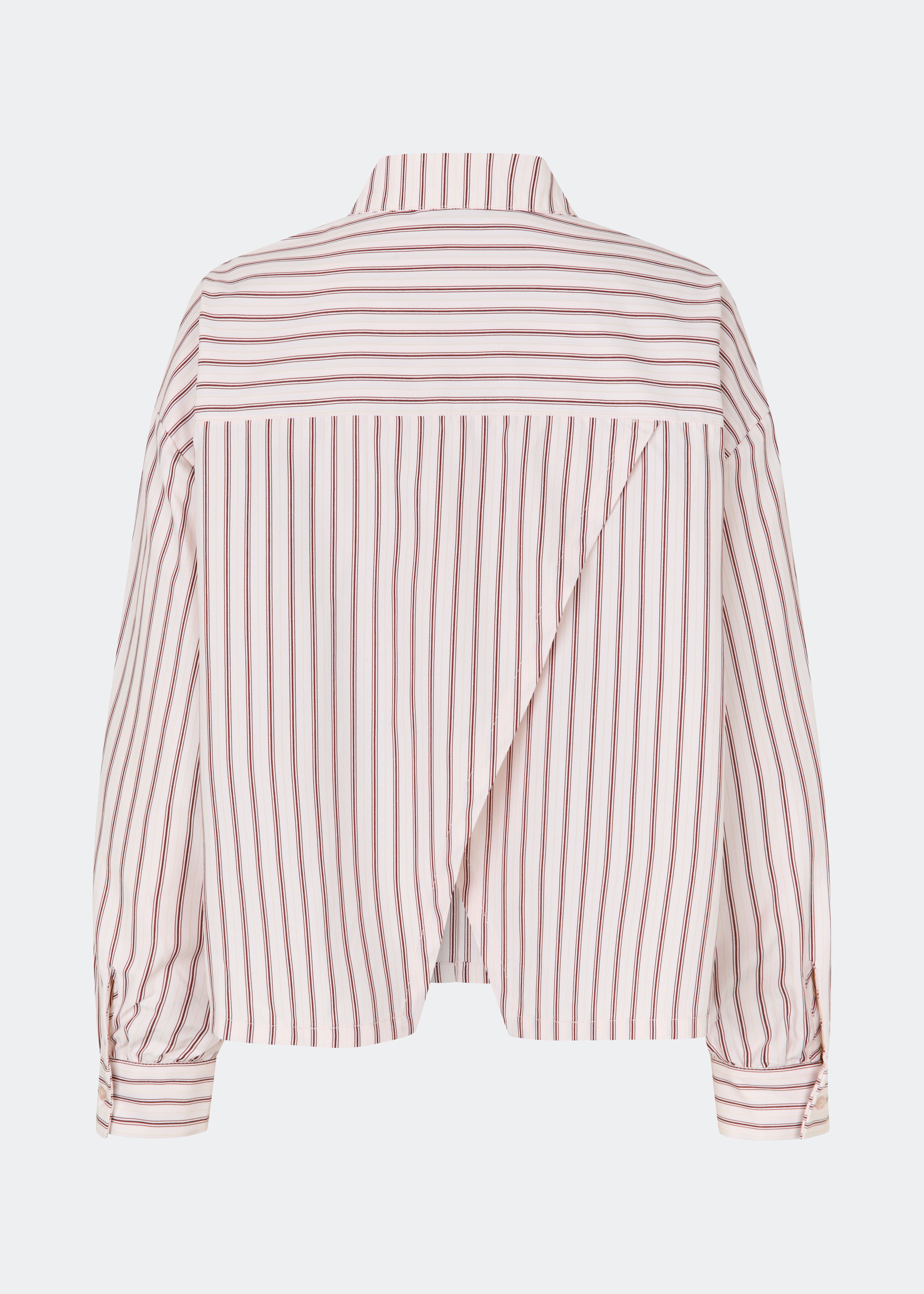 Dilanmd Stripe Shirt er en klassisk skjorte i en afslappet, oversized pasform med fine striber. Designet har en klassisk krave, knaplukning og brede manchetter, mens den karakteristiske rygdetalje med overlappende slids tilfører et moderne twist. En alsidig skjorte, der fungerer både alene og som et let lag over sæsonens basisstyles.
