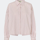 Dilanmd Stripe Shirt er en klassisk skjorte i en afslappet, oversized pasform med fine striber. Designet har en klassisk krave, knaplukning og brede manchetter, mens den karakteristiske rygdetalje med overlappende slids tilfører et moderne twist. En alsidig skjorte, der fungerer både alene og som et let lag over sæsonens basisstyles.
