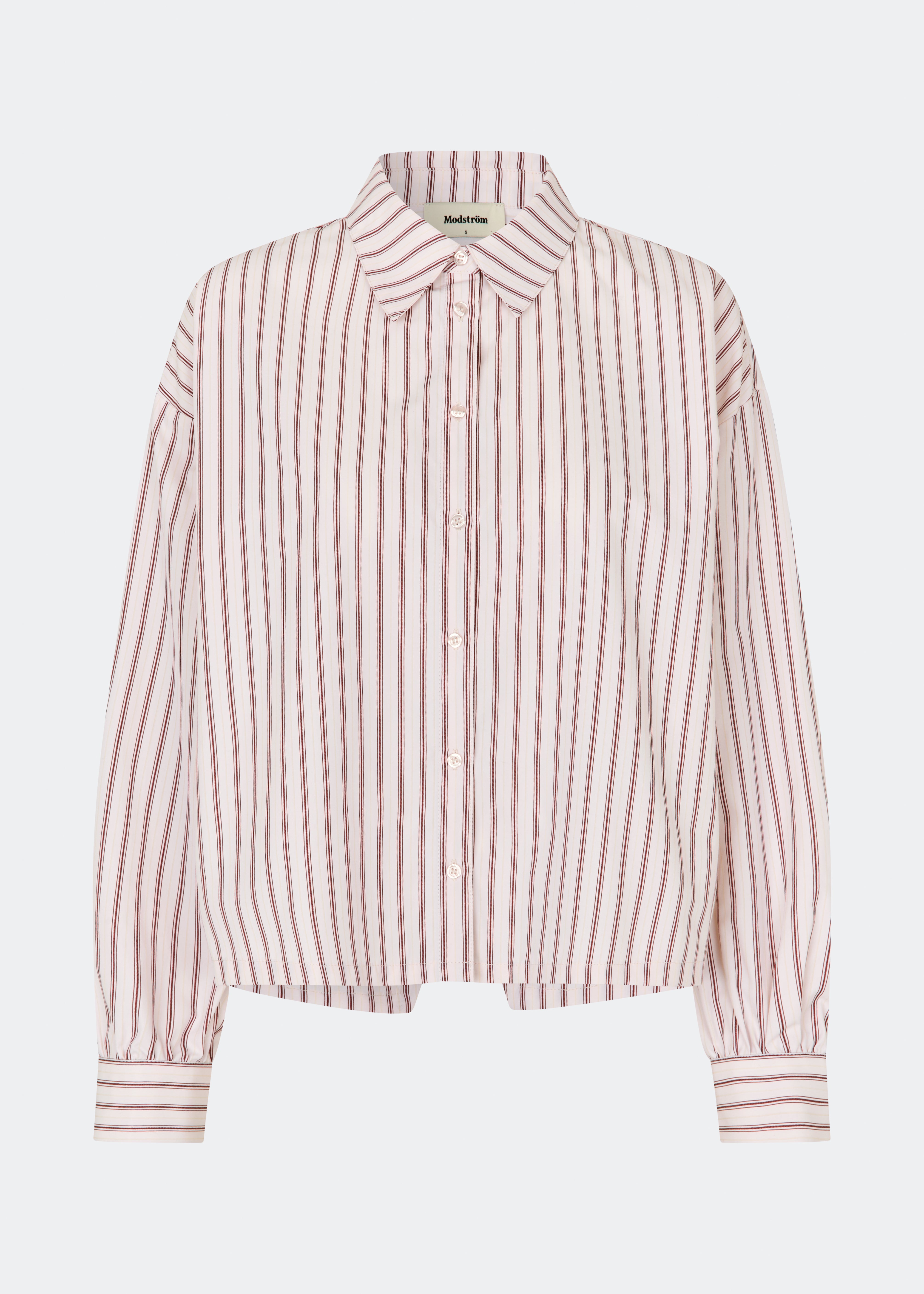 Dilanmd Stripe Shirt er en klassisk skjorte i en afslappet, oversized pasform med fine striber. Designet har en klassisk krave, knaplukning og brede manchetter, mens den karakteristiske rygdetalje med overlappende slids tilfører et moderne twist. En alsidig skjorte, der fungerer både alene og som et let lag over sæsonens basisstyles.
