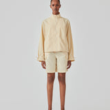 Cargo shorts i farven Pale Sun i nylon med brede ben. DilaraMD shorts har beklædt elastik i taljen og to store påsatte lommer på siden. Modellen er 177 cm og har en størrelse S/36 på.