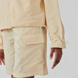 Cargo shorts i farven Pale Sun i nylon med brede ben. DilaraMD shorts har beklædt elastik i taljen og to store påsatte lommer på siden. Modellen er 177 cm og har en størrelse S/36 på.