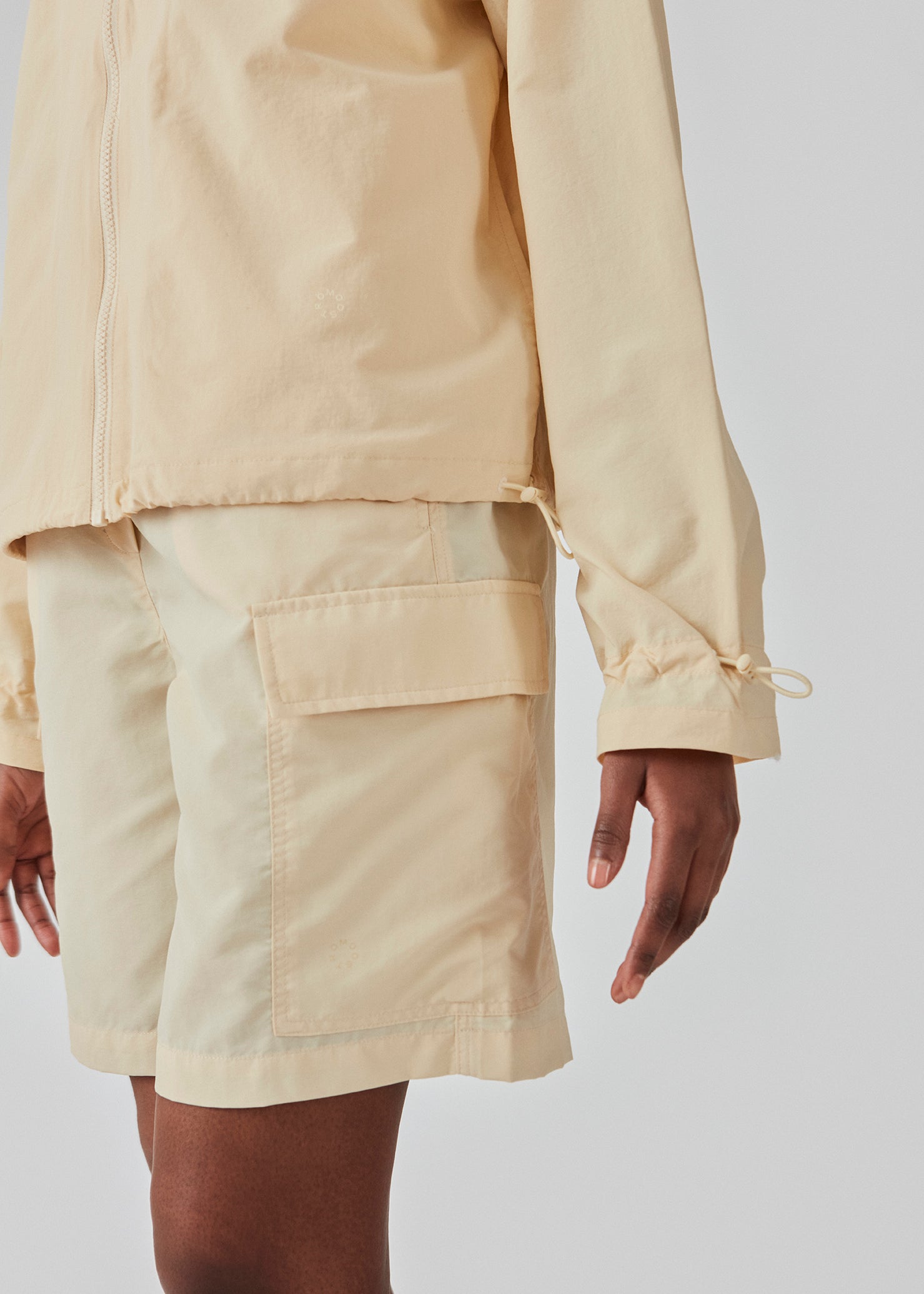Cargo shorts i farven Pale Sun i nylon med brede ben. DilaraMD shorts har beklædt elastik i taljen og to store påsatte lommer på siden. Modellen er 177 cm og har en størrelse S/36 på.