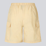 Cargo shorts i farven Pale Sun i nylon med brede ben. DilaraMD shorts har beklædt elastik i taljen og to store påsatte lommer på siden. Modellen er 177 cm og har en størrelse S/36 på.