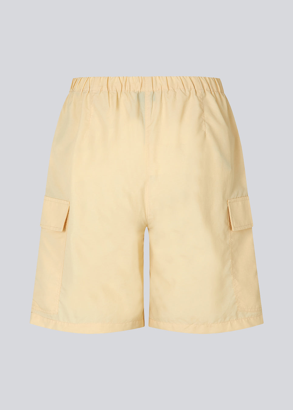 Cargo shorts i farven Pale Sun i nylon med brede ben. DilaraMD shorts har beklædt elastik i taljen og to store påsatte lommer på siden. Modellen er 177 cm og har en størrelse S/36 på.