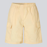 Cargo shorts i farven Pale Sun i nylon med brede ben. DilaraMD shorts har beklædt elastik i taljen og to store påsatte lommer på siden. Modellen er 177 cm og har en størrelse S/36 på.