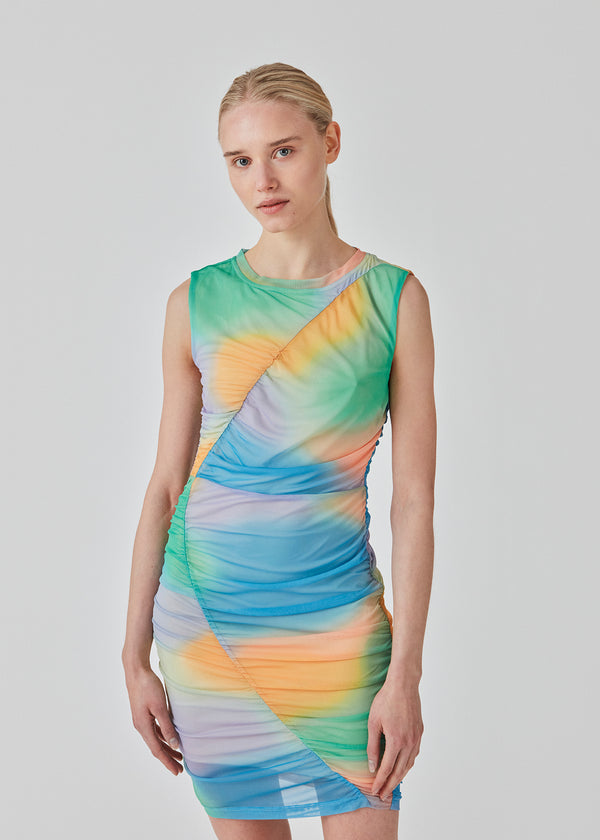 DinneMD print dress er designet med en tætsiddende, ærmeløs silhuet og har en rund hals og rynke detaljer på fronten. Med foer. Modellen er 177 cm og har en størrelse S/36 på.