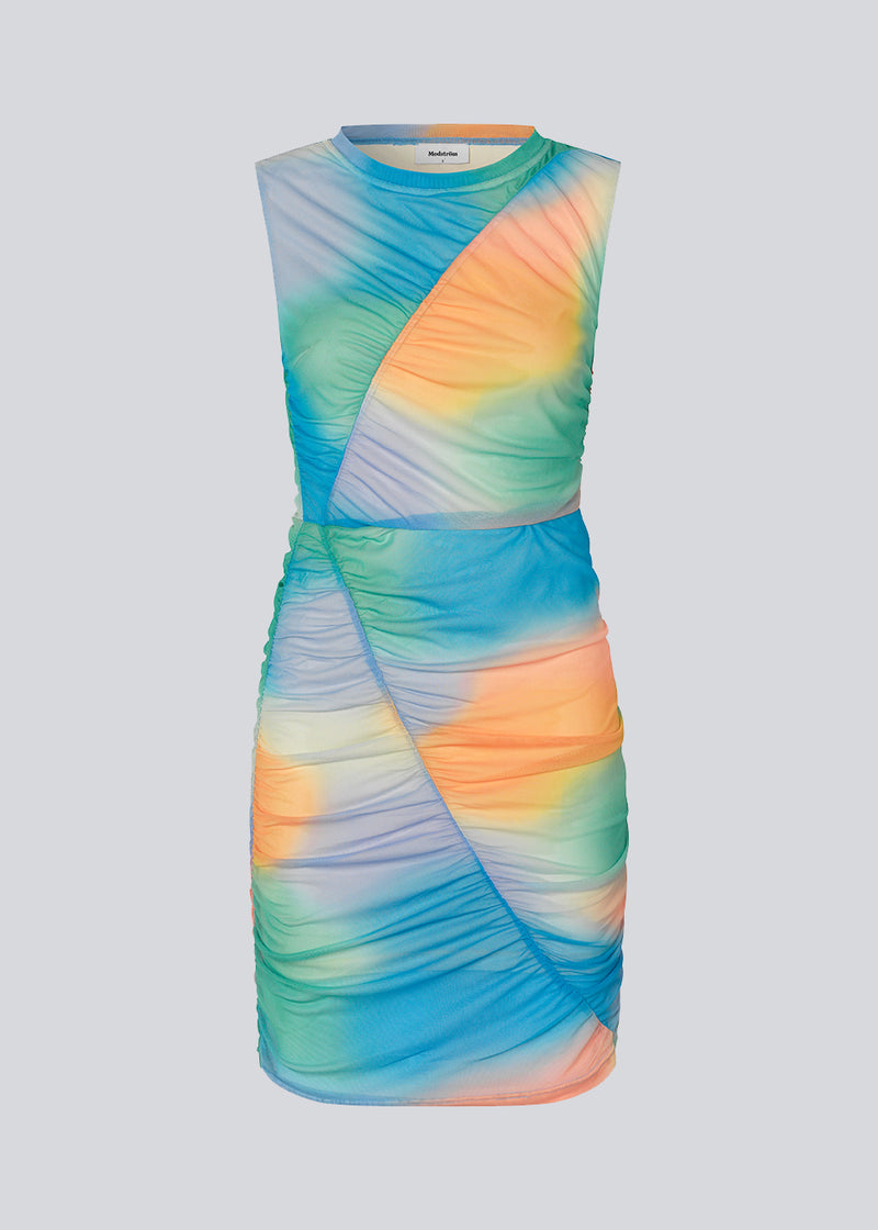 DinneMD print dress er designet med en tætsiddende, ærmeløs silhuet og har en rund hals og rynke detaljer på fronten. Med foer. Modellen er 177 cm og har en størrelse S/36 på.