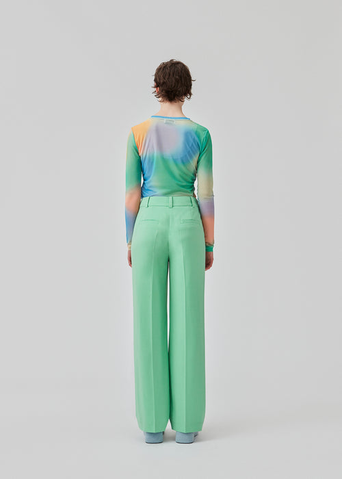 Langærmet mesh top med rund hals. DinneMD print top har en tætsiddende silhuet og rynkedetalje foran. Modellen er 177 cm og har en størrelse S/36 på.