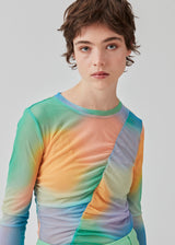 Langærmet mesh top med rund hals. DinneMD print top har en tætsiddende silhuet og rynkedetalje foran. Modellen er 177 cm og har en størrelse S/36 på.