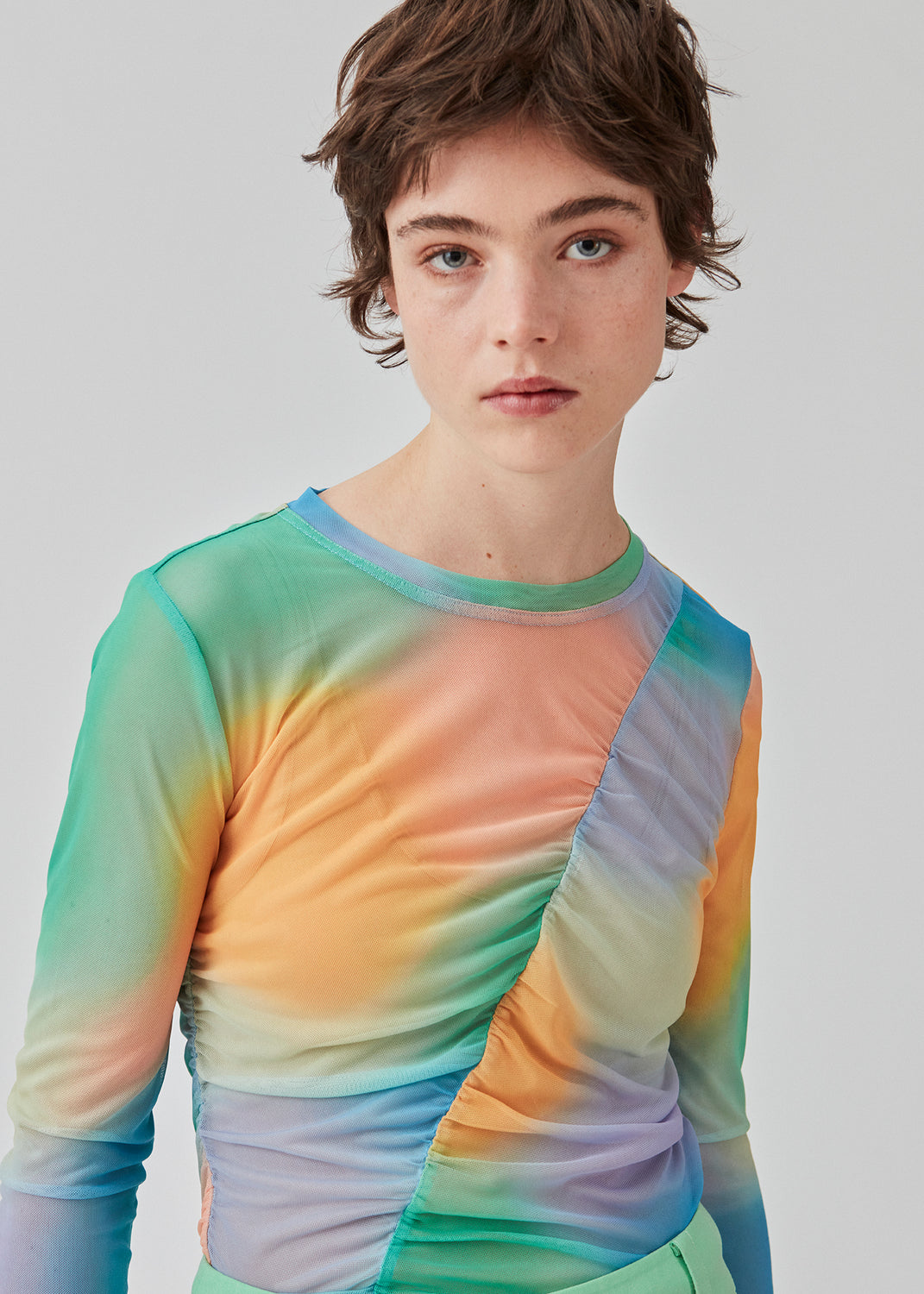 Langærmet mesh top med rund hals. DinneMD print top har en tætsiddende silhuet og rynkedetalje foran. Modellen er 177 cm og har en størrelse S/36 på.