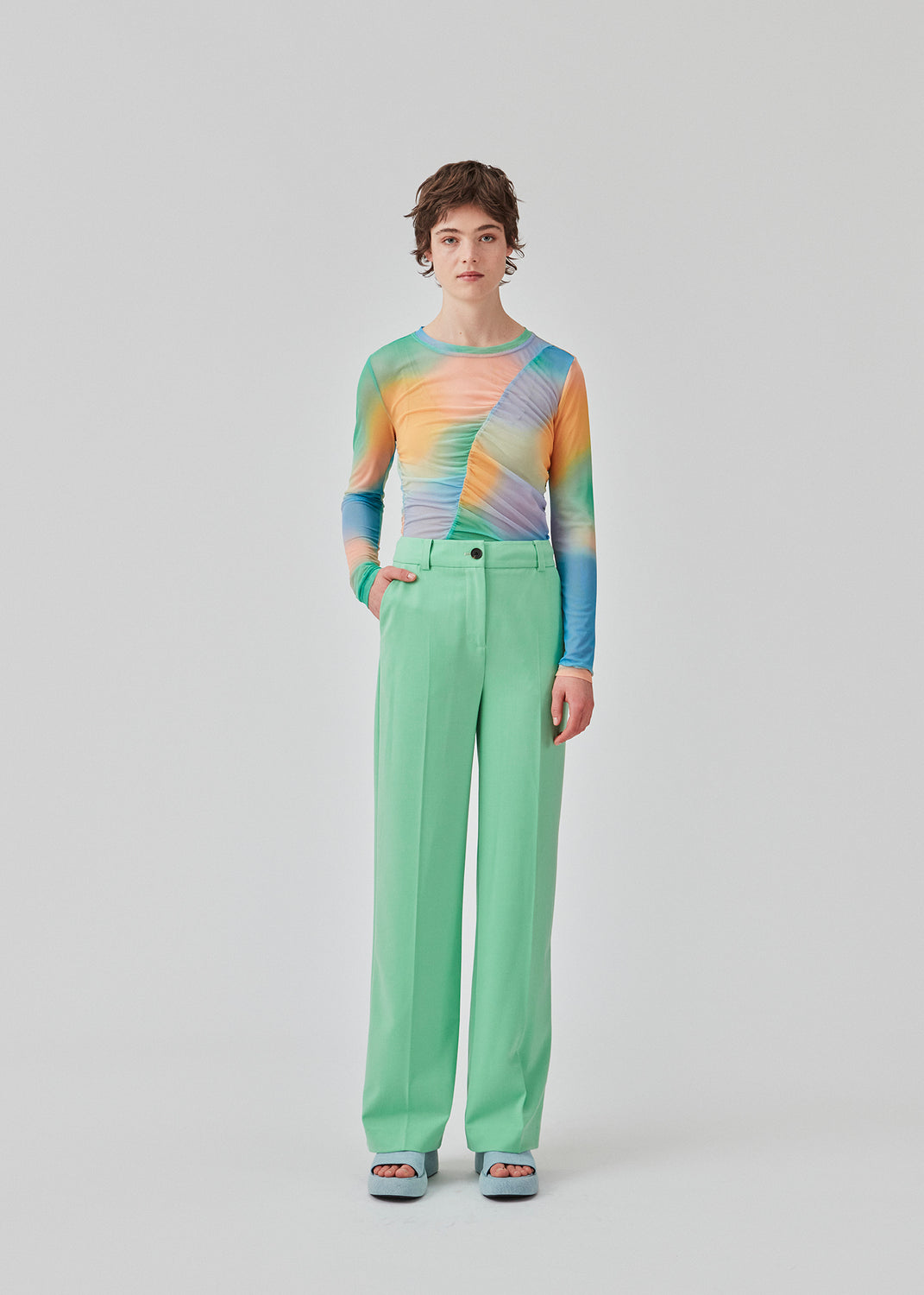 Langærmet mesh top med rund hals. DinneMD print top har en tætsiddende silhuet og rynkedetalje foran. Modellen er 177 cm og har en størrelse S/36 på.