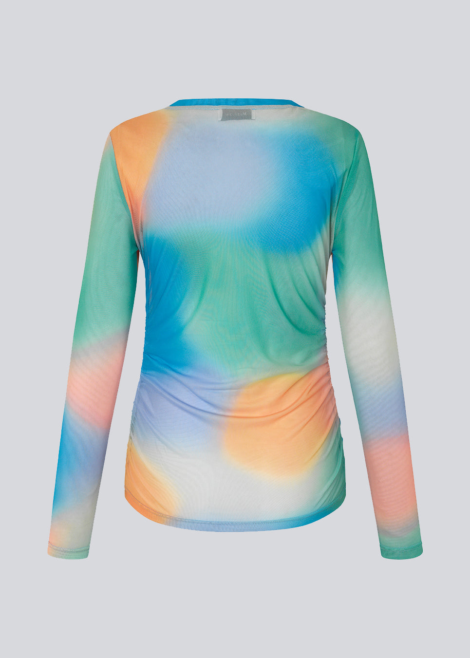 Langærmet mesh top med rund hals. DinneMD print top har en tætsiddende silhuet og rynkedetalje foran. Modellen er 177 cm og har en størrelse S/36 på.