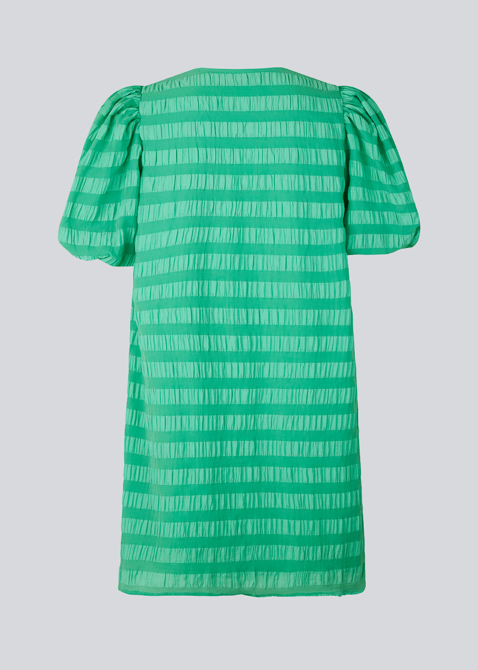 Kort kjole i grøn designet i et bæk og bølge materiale. DinoMD dress har v-udskæring i halsen, en løs pasform og korte puffærmer med elastik. Modellen er 177 cm og har en størrelse S/36 på.