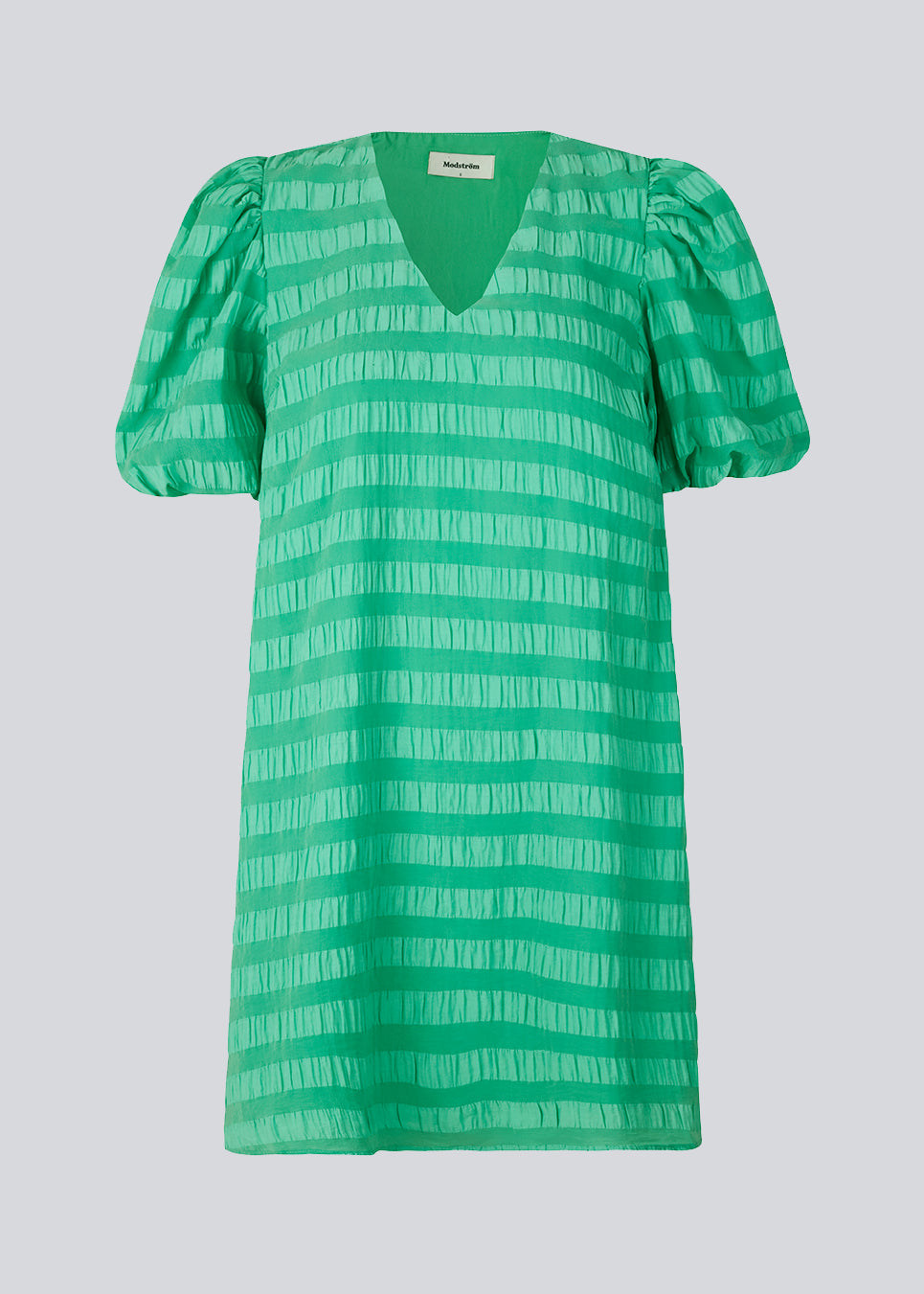 Kort kjole i grøn designet i et bæk og bølge materiale. DinoMD dress har v-udskæring i halsen, en løs pasform og korte puffærmer med elastik. Modellen er 177 cm og har en størrelse S/36 på.