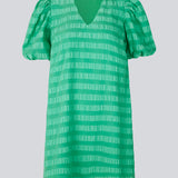 Kort kjole i grøn designet i et bæk og bølge materiale. DinoMD dress har v-udskæring i halsen, en løs pasform og korte puffærmer med elastik. Modellen er 177 cm og har en størrelse S/36 på.
