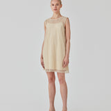 Ærmeløs kjole i kort længde i fint blondemateriale. DionaMD dress har rund hals foran og en dyb udskæring i ryggen. Modellen er 177 cm og har en størrelse S/36 på.