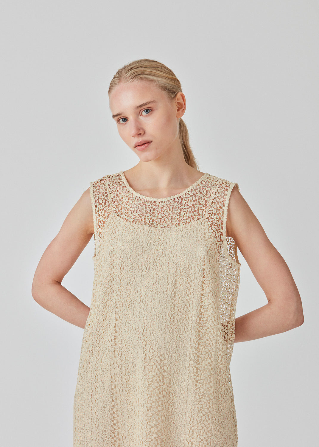 Ærmeløs kjole i kort længde i fint blondemateriale. DionaMD dress har rund hals foran og en dyb udskæring i ryggen. Modellen er 177 cm og har en størrelse S/36 på.