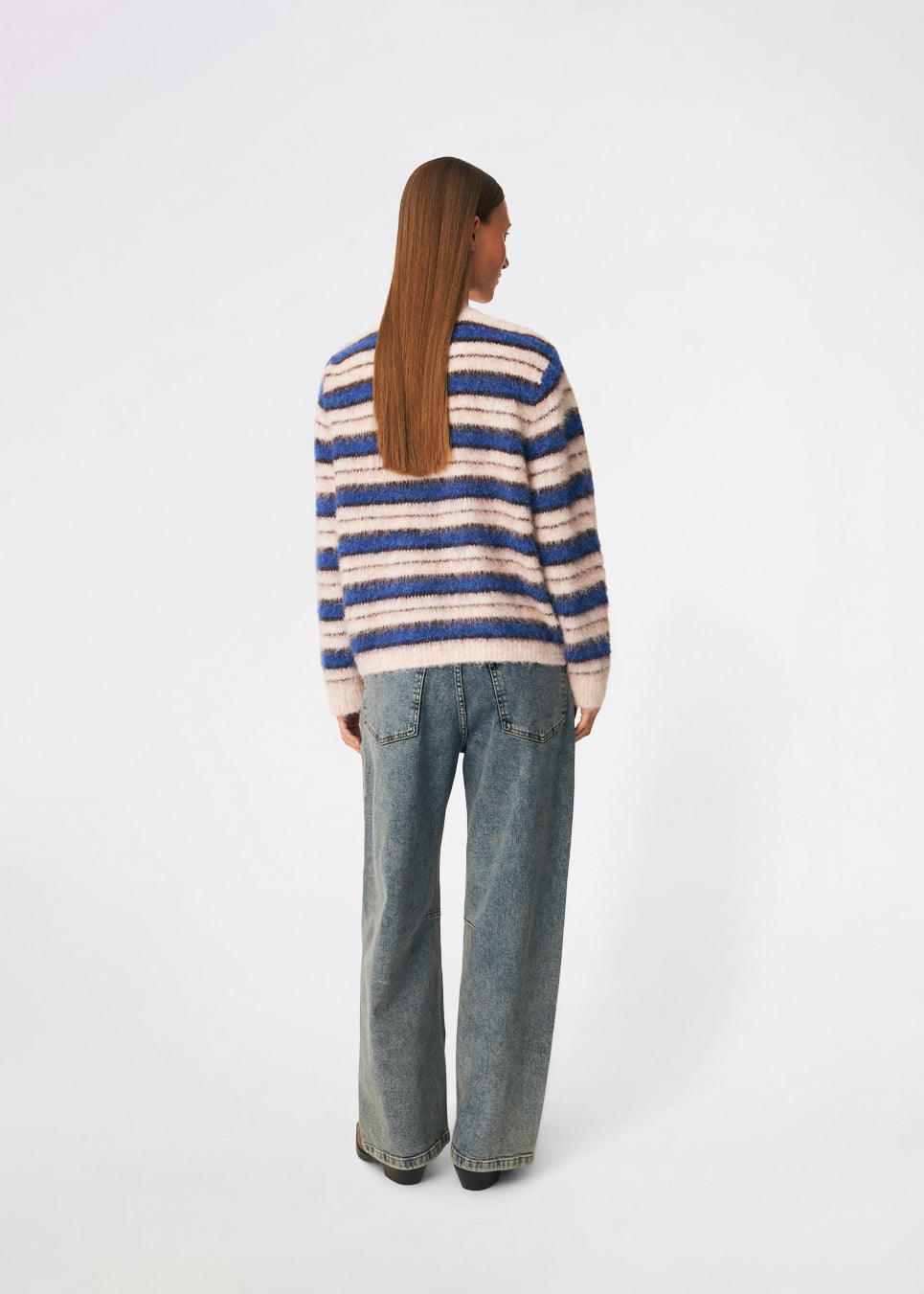 Ditlevmd Cardigan er en blød, stribet cardigan med en afslappet pasform og klassisk V-hals. De markante striber og de store knapper giver et moderne udtryk, mens den luftige strikkvalitet gør den ideel som et ekstra lag på kølige dage. Brug den over en T-shirt, skjorte eller kjole for et afslappet, men stilfuldt look.