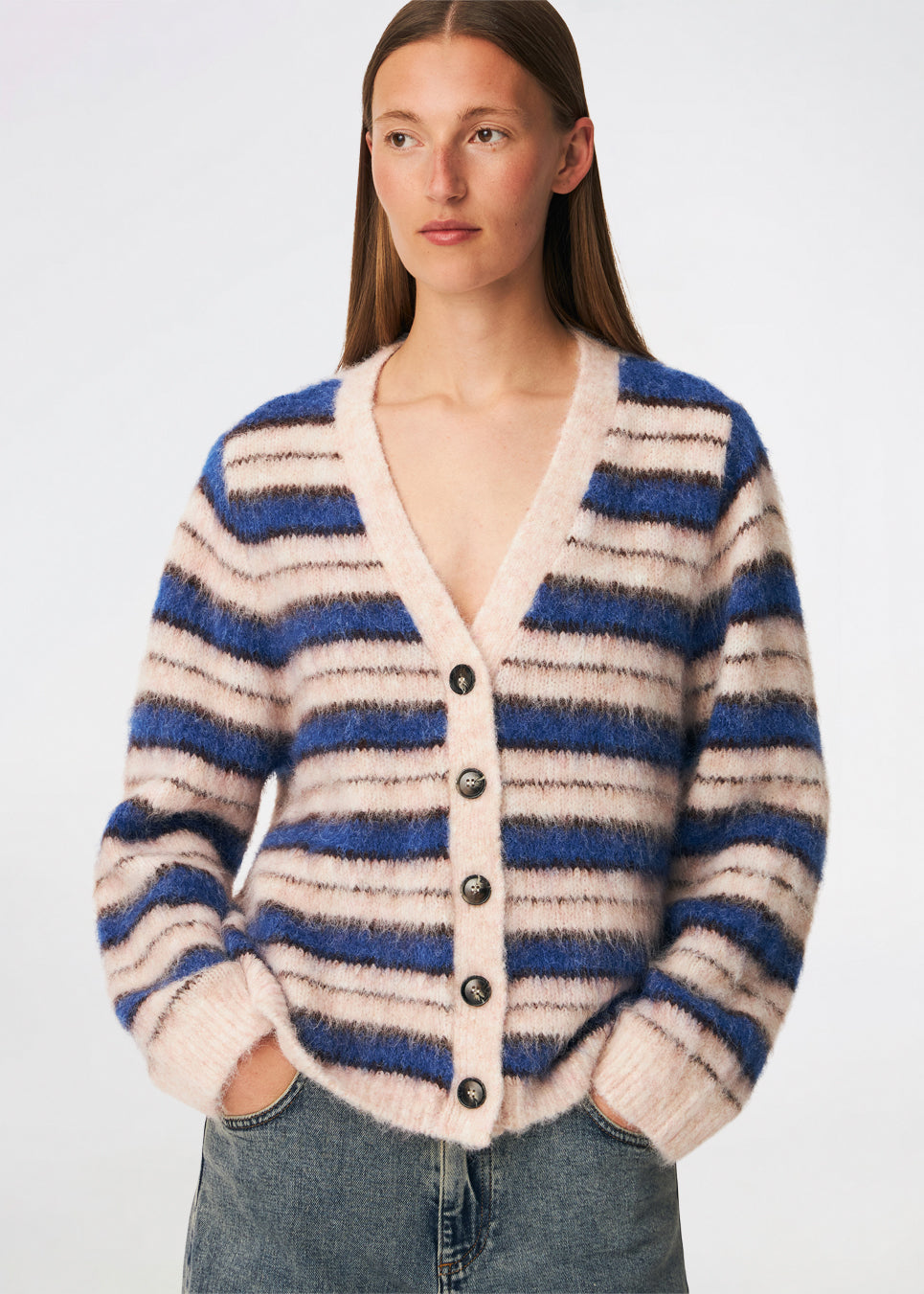 Ditlevmd Cardigan er en blød, stribet cardigan med en afslappet pasform og klassisk V-hals. De markante striber og de store knapper giver et moderne udtryk, mens den luftige strikkvalitet gør den ideel som et ekstra lag på kølige dage. Brug den over en T-shirt, skjorte eller kjole for et afslappet, men stilfuldt look.