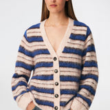 Ditlevmd Cardigan er en blød, stribet cardigan med en afslappet pasform og klassisk V-hals. De markante striber og de store knapper giver et moderne udtryk, mens den luftige strikkvalitet gør den ideel som et ekstra lag på kølige dage. Brug den over en T-shirt, skjorte eller kjole for et afslappet, men stilfuldt look.