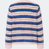 Ditlevmd Cardigan er en blød, stribet cardigan med en afslappet pasform og klassisk V-hals. De markante striber og de store knapper giver et moderne udtryk, mens den luftige strikkvalitet gør den ideel som et ekstra lag på kølige dage. Brug den over en T-shirt, skjorte eller kjole for et afslappet, men stilfuldt look.