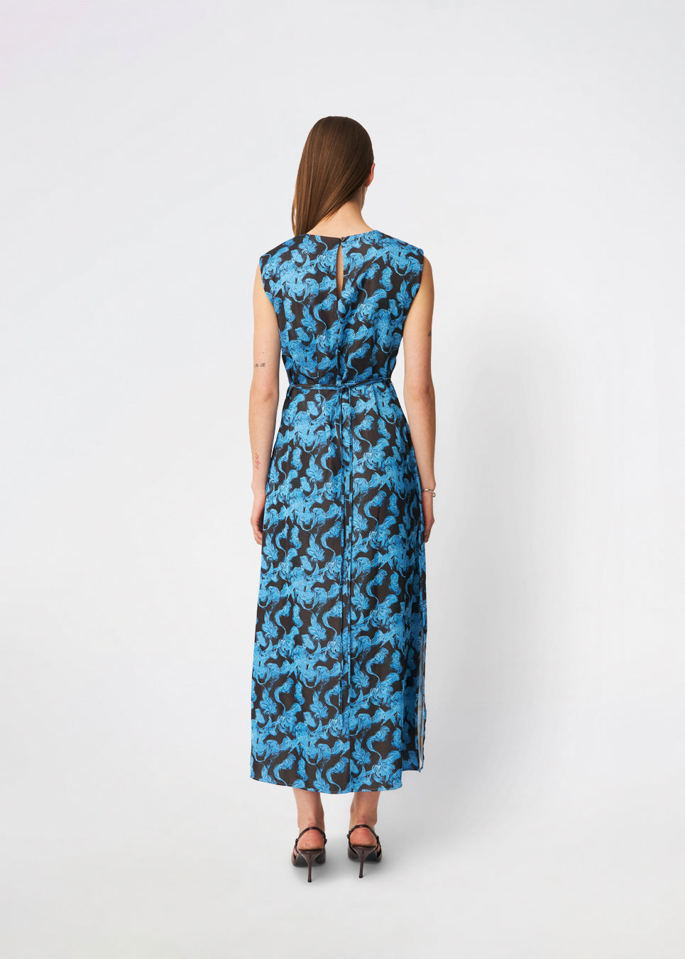 Dittemd Dress er en lang kjole med et iøjnefaldende print og en elegant, flydende silhuet. De let markerede skuldre og det aftagelige bindebånd i taljen giver mulighed for at fremhæve figuren eller skabe et mere afslappet udtryk. Style den med flade sandaler til hverdagen eller hæle til middage og særlige anledninger. Modellen er 175 cm høj og bruger størrelse S/36.