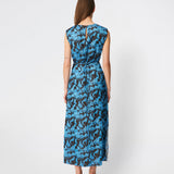 Dittemd Dress er en lang kjole med et iøjnefaldende print og en elegant, flydende silhuet. De let markerede skuldre og det aftagelige bindebånd i taljen giver mulighed for at fremhæve figuren eller skabe et mere afslappet udtryk. Style den med flade sandaler til hverdagen eller hæle til middage og særlige anledninger. Modellen er 175 cm høj og bruger størrelse S/36.