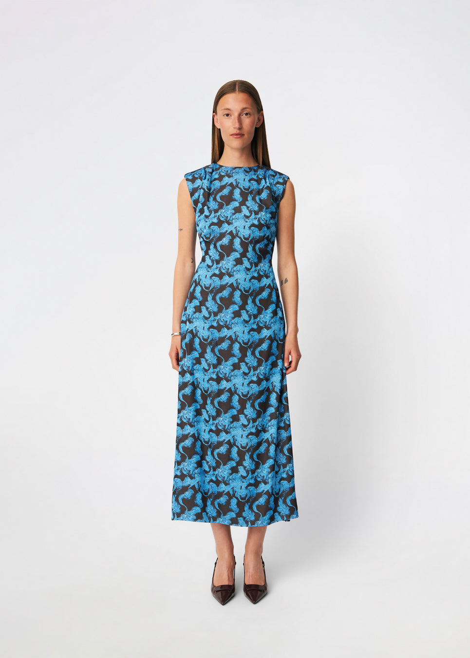 Dittemd Dress er en lang kjole med et iøjnefaldende print og en elegant, flydende silhuet. De let markerede skuldre og det aftagelige bindebånd i taljen giver mulighed for at fremhæve figuren eller skabe et mere afslappet udtryk. Style den med flade sandaler til hverdagen eller hæle til middage og særlige anledninger. Modellen er 175 cm høj og bruger størrelse S/36.