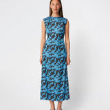 Dittemd Dress er en lang kjole med et iøjnefaldende print og en elegant, flydende silhuet. De let markerede skuldre og det aftagelige bindebånd i taljen giver mulighed for at fremhæve figuren eller skabe et mere afslappet udtryk. Style den med flade sandaler til hverdagen eller hæle til middage og særlige anledninger. Modellen er 175 cm høj og bruger størrelse S/36.