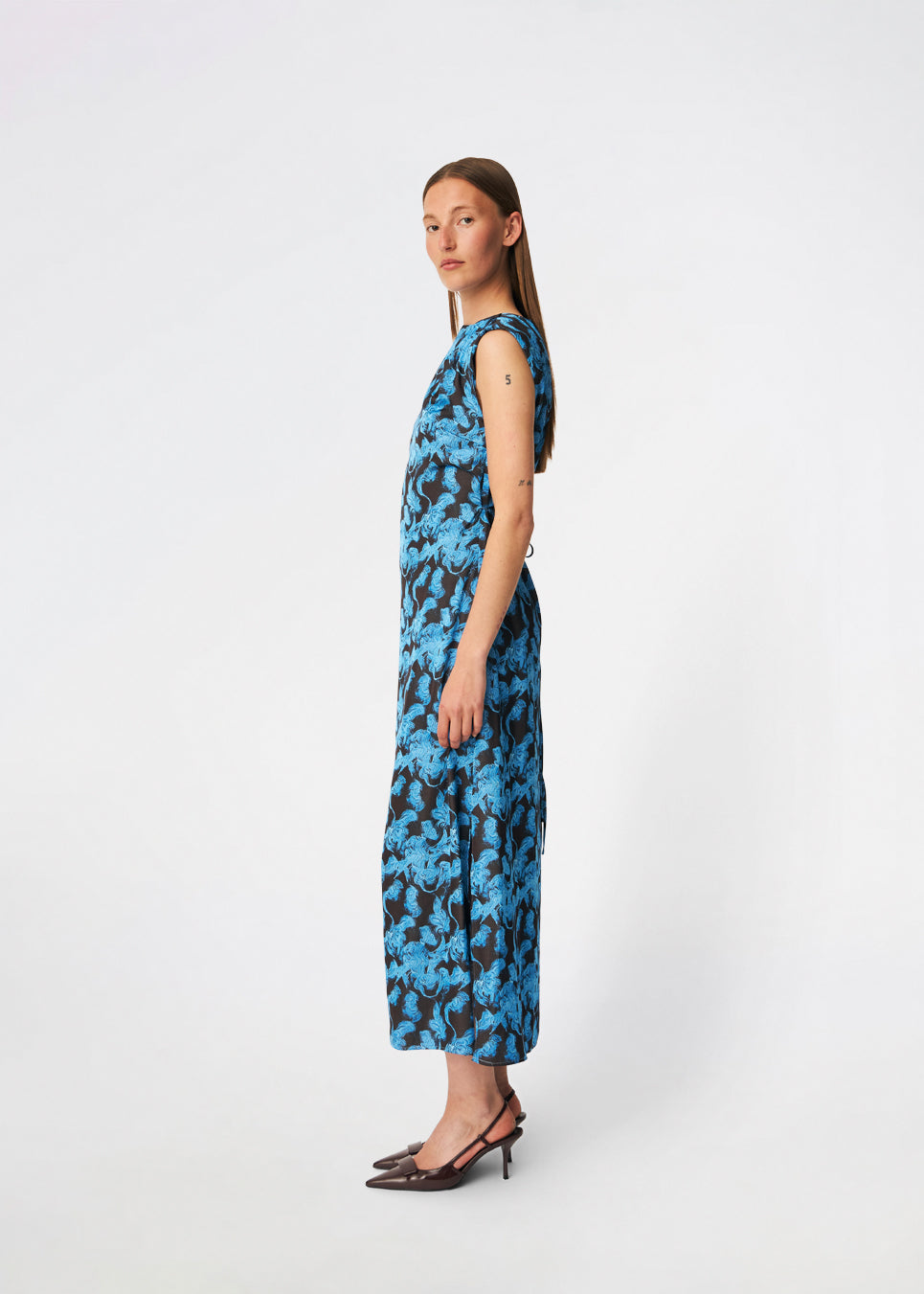 Dittemd Dress er en lang kjole med et iøjnefaldende print og en elegant, flydende silhuet. De let markerede skuldre og det aftagelige bindebånd i taljen giver mulighed for at fremhæve figuren eller skabe et mere afslappet udtryk. Style den med flade sandaler til hverdagen eller hæle til middage og særlige anledninger. Modellen er 175 cm høj og bruger størrelse S/36.