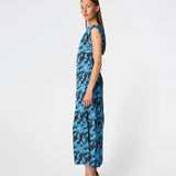 Dittemd Dress er en lang kjole med et iøjnefaldende print og en elegant, flydende silhuet. De let markerede skuldre og det aftagelige bindebånd i taljen giver mulighed for at fremhæve figuren eller skabe et mere afslappet udtryk. Style den med flade sandaler til hverdagen eller hæle til middage og særlige anledninger. Modellen er 175 cm høj og bruger størrelse S/36.