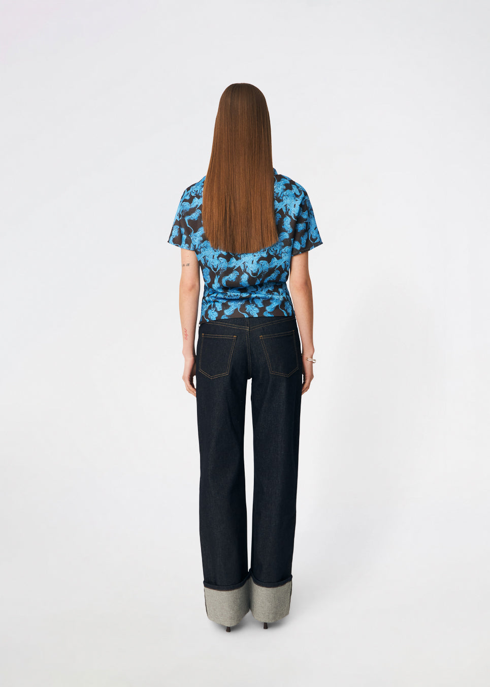 Dittemd Top er en feminin top med et iøjnefaldende print og en elegant, afslappet silhuet. De korte, løse ærmer og den let taljerede pasform skaber et flatterende udtryk, der gør toppen nem at style til både hverdag og fest. Brug den sammen med Dittemd Skirt eller Dittemd Pants for et gennemført sæt, eller style den med jeans eller skræddersyede bukser for et mere afslappet look. Modellen er 175 cm høj og bruger størrelse S/36.