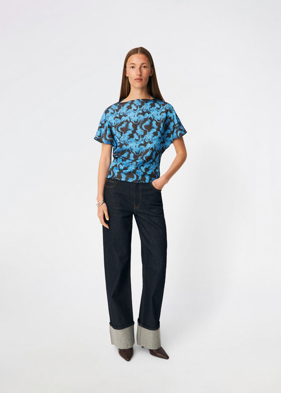Dittemd Top er en feminin top med et iøjnefaldende print og en elegant, afslappet silhuet. De korte, løse ærmer og den let taljerede pasform skaber et flatterende udtryk, der gør toppen nem at style til både hverdag og fest. Brug den sammen med Dittemd Skirt eller Dittemd Pants for et gennemført sæt, eller style den med jeans eller skræddersyede bukser for et mere afslappet look. Modellen er 175 cm høj og bruger størrelse S/36.