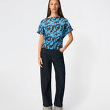 Dittemd Top er en feminin top med et iøjnefaldende print og en elegant, afslappet silhuet. De korte, løse ærmer og den let taljerede pasform skaber et flatterende udtryk, der gør toppen nem at style til både hverdag og fest. Brug den sammen med Dittemd Skirt eller Dittemd Pants for et gennemført sæt, eller style den med jeans eller skræddersyede bukser for et mere afslappet look. Modellen er 175 cm høj og bruger størrelse S/36.