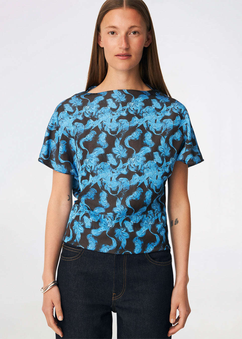 Dittemd Top er en feminin top med et iøjnefaldende print og en elegant, afslappet silhuet. De korte, løse ærmer og den let taljerede pasform skaber et flatterende udtryk, der gør toppen nem at style til både hverdag og fest. Brug den sammen med Dittemd Skirt eller Dittemd Pants for et gennemført sæt, eller style den med jeans eller skræddersyede bukser for et mere afslappet look. Modellen er 175 cm høj og bruger størrelse S/36.