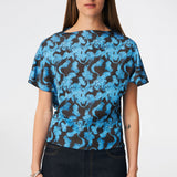 Dittemd Top er en feminin top med et iøjnefaldende print og en elegant, afslappet silhuet. De korte, løse ærmer og den let taljerede pasform skaber et flatterende udtryk, der gør toppen nem at style til både hverdag og fest. Brug den sammen med Dittemd Skirt eller Dittemd Pants for et gennemført sæt, eller style den med jeans eller skræddersyede bukser for et mere afslappet look. Modellen er 175 cm høj og bruger størrelse S/36.