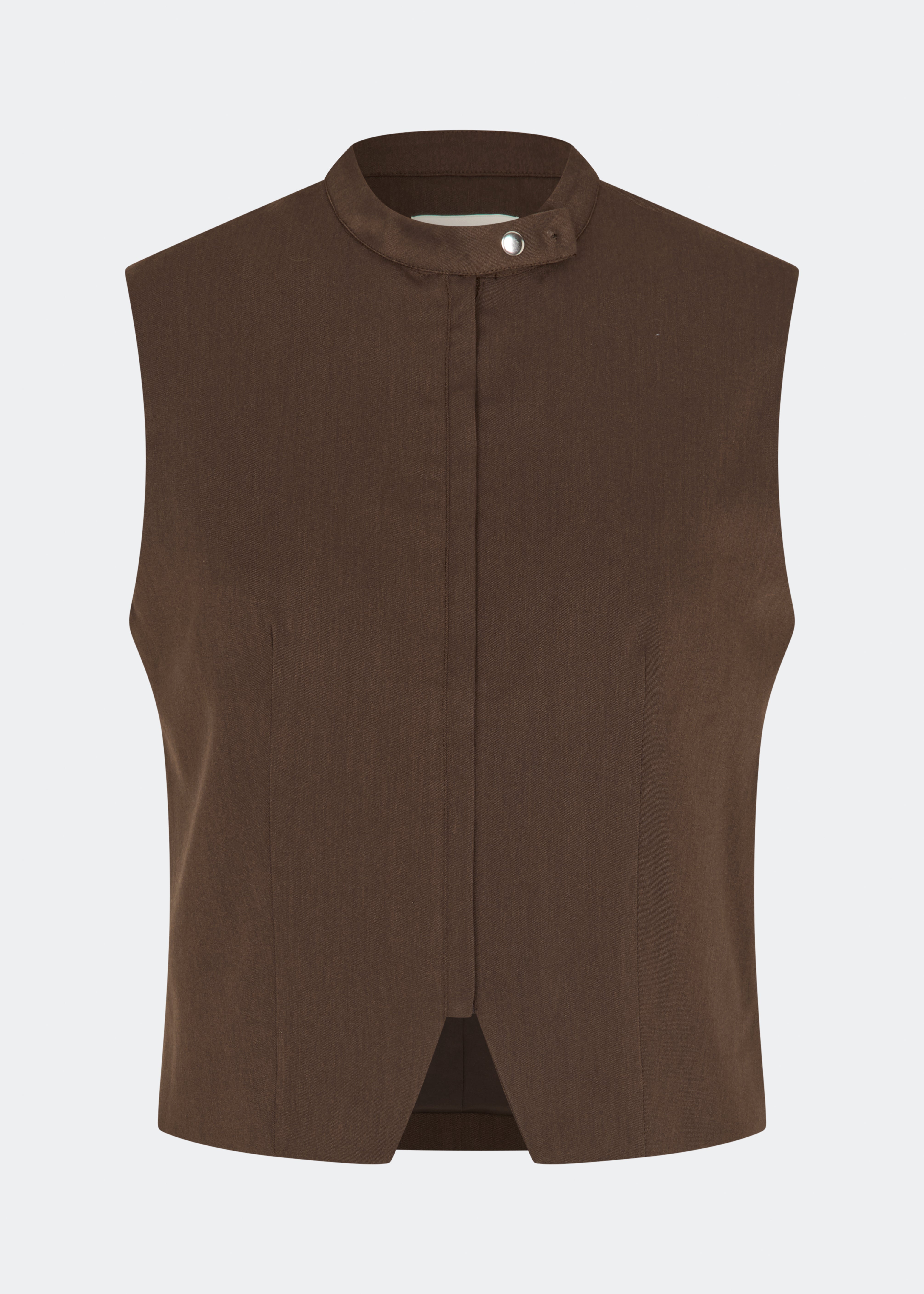Dodomd Top er en elegant, ærmeløs top med en skarp silhuet og et moderne udtryk. Den høje hals med dekorative trykknapper og den skjulte frontlukning giver et rent, minimalistisk look, mens de figurskabende sømme fremhæver pasformen. Style den alene eller sammen med de matchende bukser for et sofistikeret sæt.