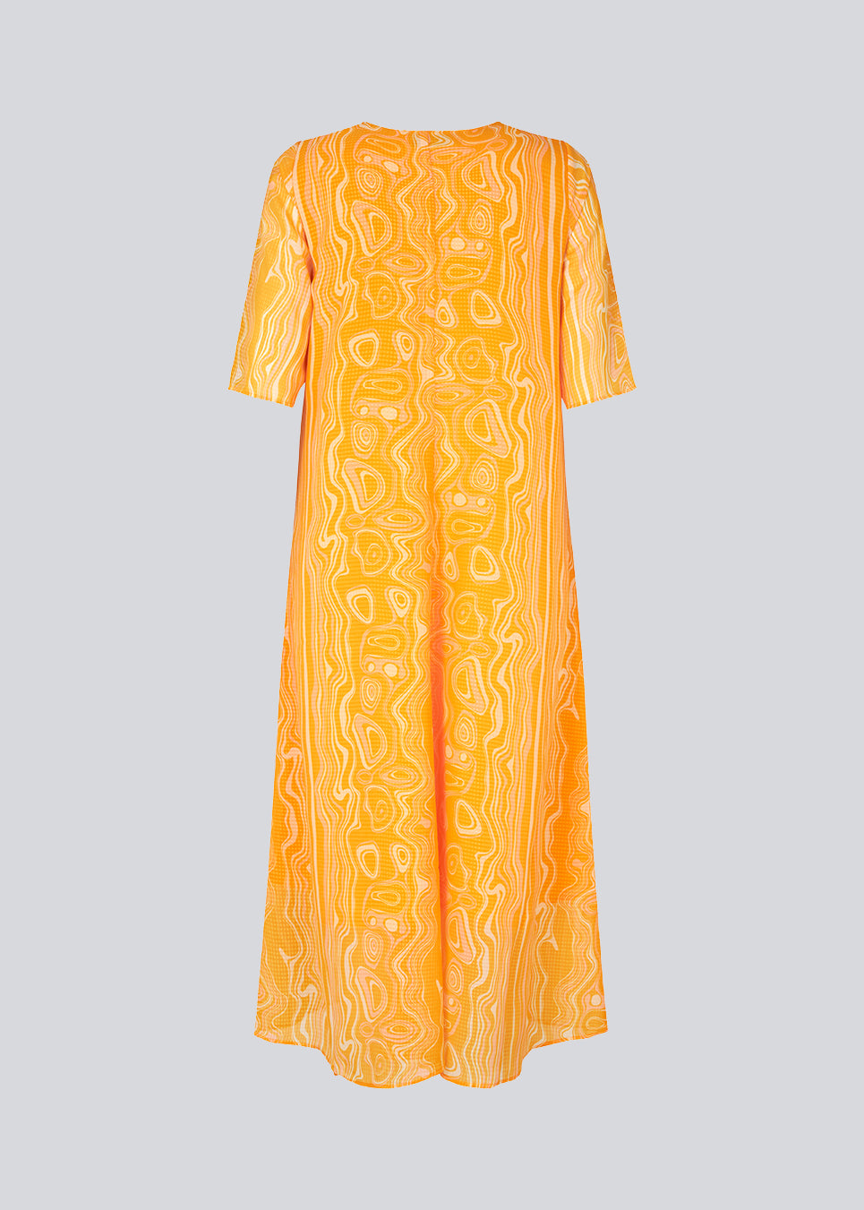 Lang kjole med loose fit i genanvendt materiale. DonteMD long print dress har korte, brede ærmer, v-hals og læg foran. Med foer. Modellen er 177 cm og har en størrelse S/36 på.