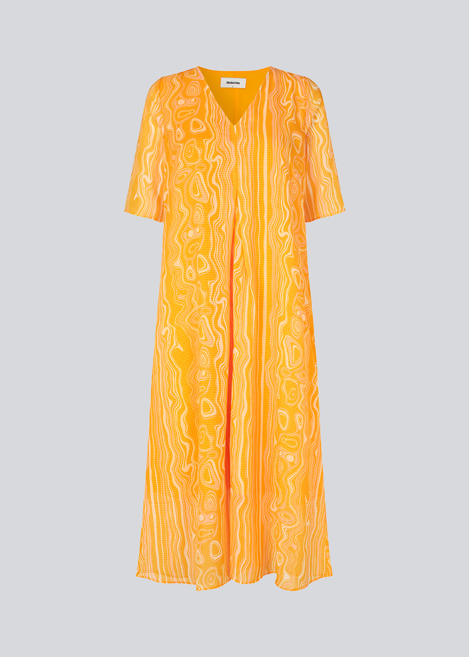 Lang kjole med loose fit i genanvendt materiale. DonteMD long print dress har korte, brede ærmer, v-hals og læg foran. Med foer. Modellen er 177 cm og har en størrelse S/36 på.