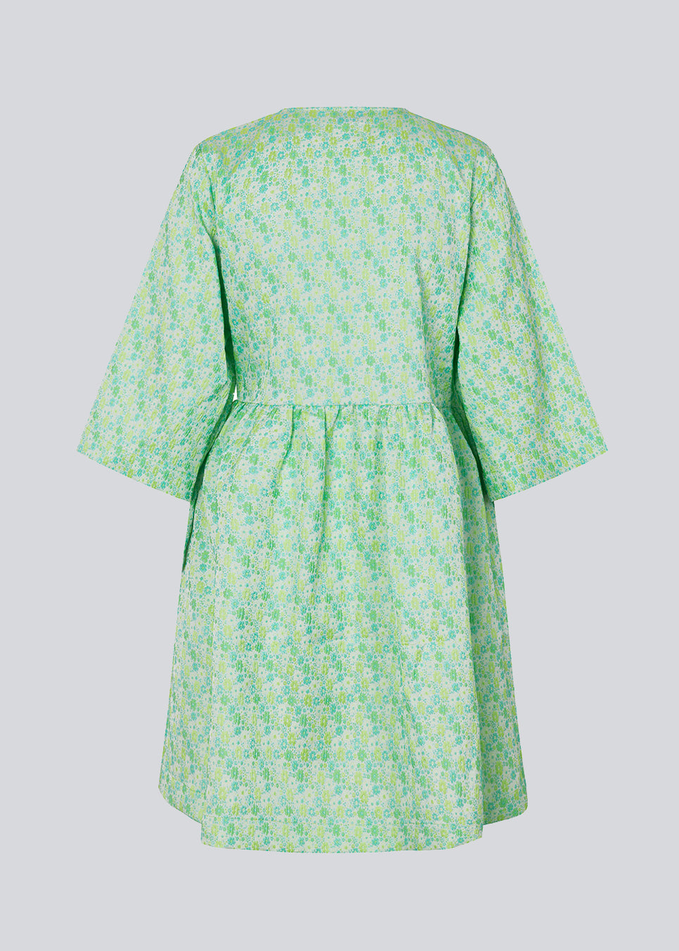 Kort kjole i struktureret materiale. DorianMD wrap dress har v-halsudskæring, brede ærmer i albuelængde og bindelukning. Modellen er 177 cm og har en størrelse S/36 på.