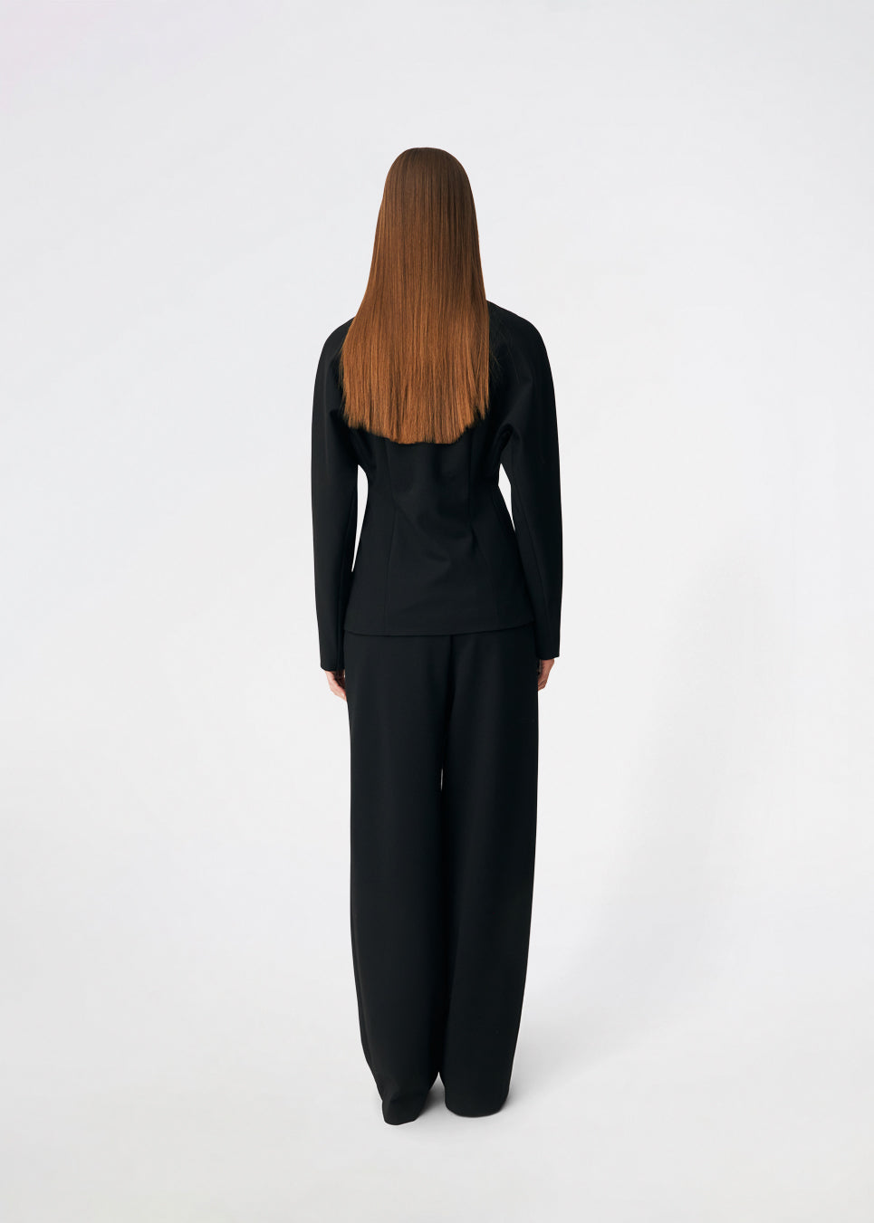 Doritmd Blazer er en feminin blazer med en figursyet silhuet og et elegant, kraveløst design. De organiske guldfarvede knapper skaber et eksklusivt udtryk, mens de formsyede paneler fremhæver taljen og giver en flatterende pasform. Style den med de matchende bukser eller over en kjole for et moderne og sofistikeret look.