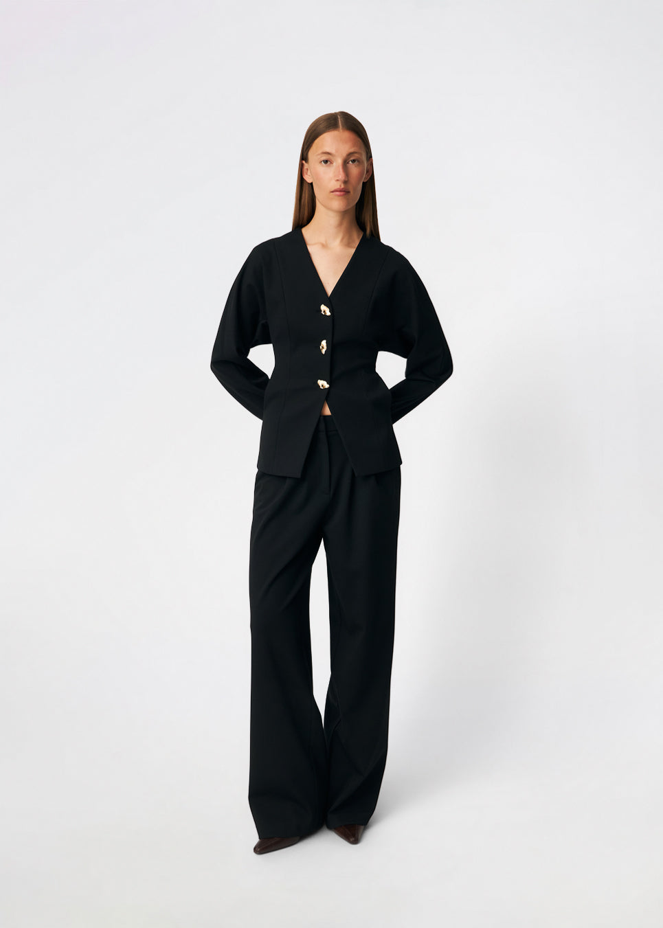 Doritmd Blazer er en feminin blazer med en figursyet silhuet og et elegant, kraveløst design. De organiske guldfarvede knapper skaber et eksklusivt udtryk, mens de formsyede paneler fremhæver taljen og giver en flatterende pasform. Style den med de matchende bukser eller over en kjole for et moderne og sofistikeret look.