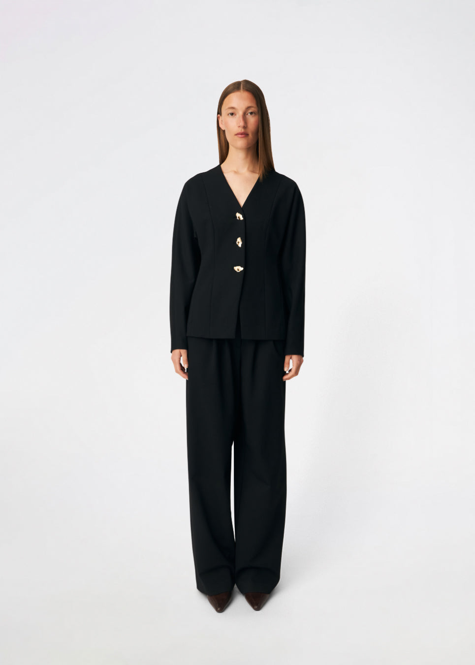 Doritmd Blazer er en feminin blazer med en figursyet silhuet og et elegant, kraveløst design. De organiske guldfarvede knapper skaber et eksklusivt udtryk, mens de formsyede paneler fremhæver taljen og giver en flatterende pasform. Style den med de matchende bukser eller over en kjole for et moderne og sofistikeret look.