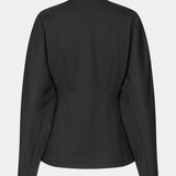 Doritmd Blazer er en feminin blazer med en figursyet silhuet og et elegant, kraveløst design. De organiske guldfarvede knapper skaber et eksklusivt udtryk, mens de formsyede paneler fremhæver taljen og giver en flatterende pasform. Style den med de matchende bukser eller over en kjole for et moderne og sofistikeret look.