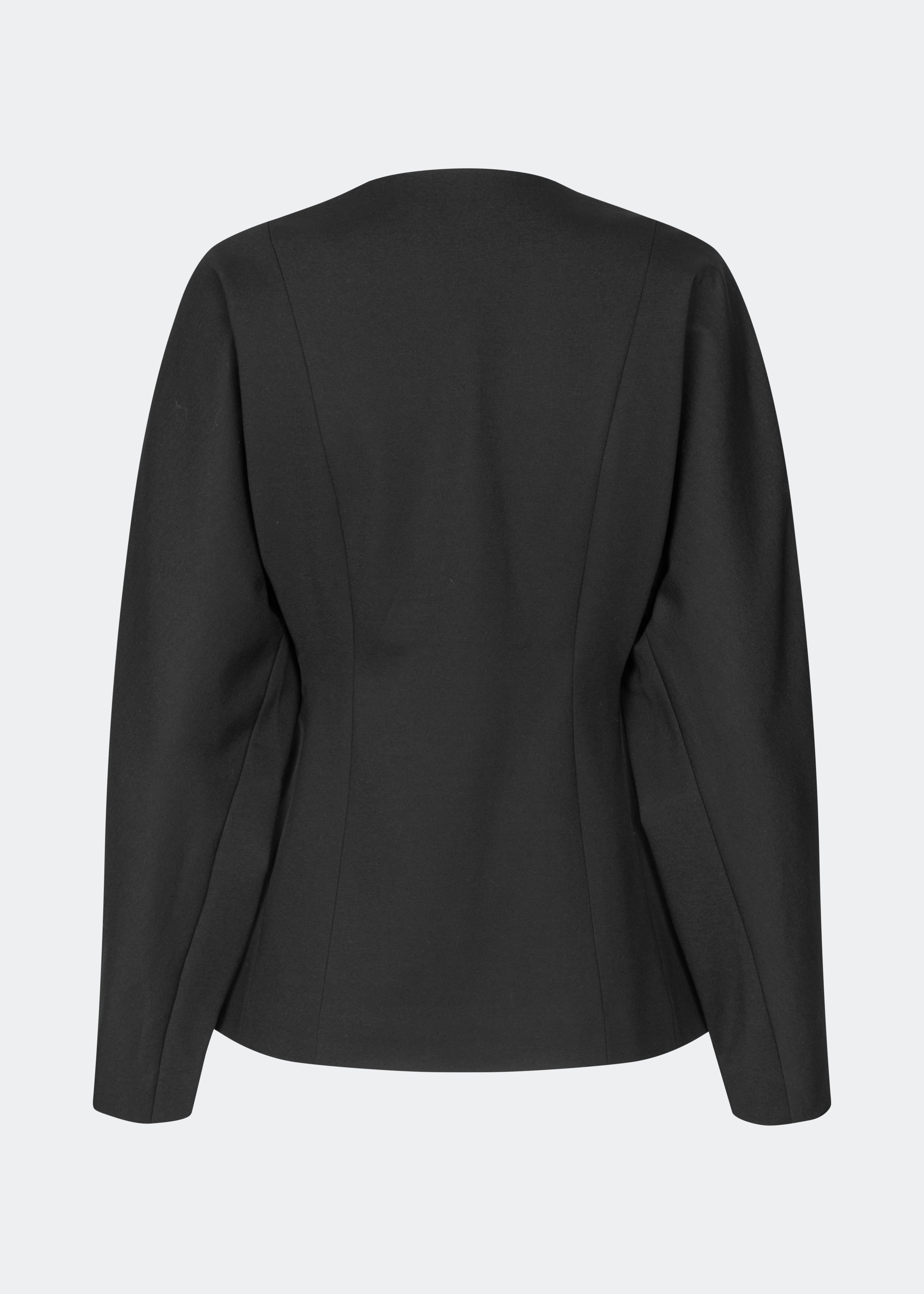 Doritmd Blazer er en feminin blazer med en figursyet silhuet og et elegant, kraveløst design. De organiske guldfarvede knapper skaber et eksklusivt udtryk, mens de formsyede paneler fremhæver taljen og giver en flatterende pasform. Style den med de matchende bukser eller over en kjole for et moderne og sofistikeret look.